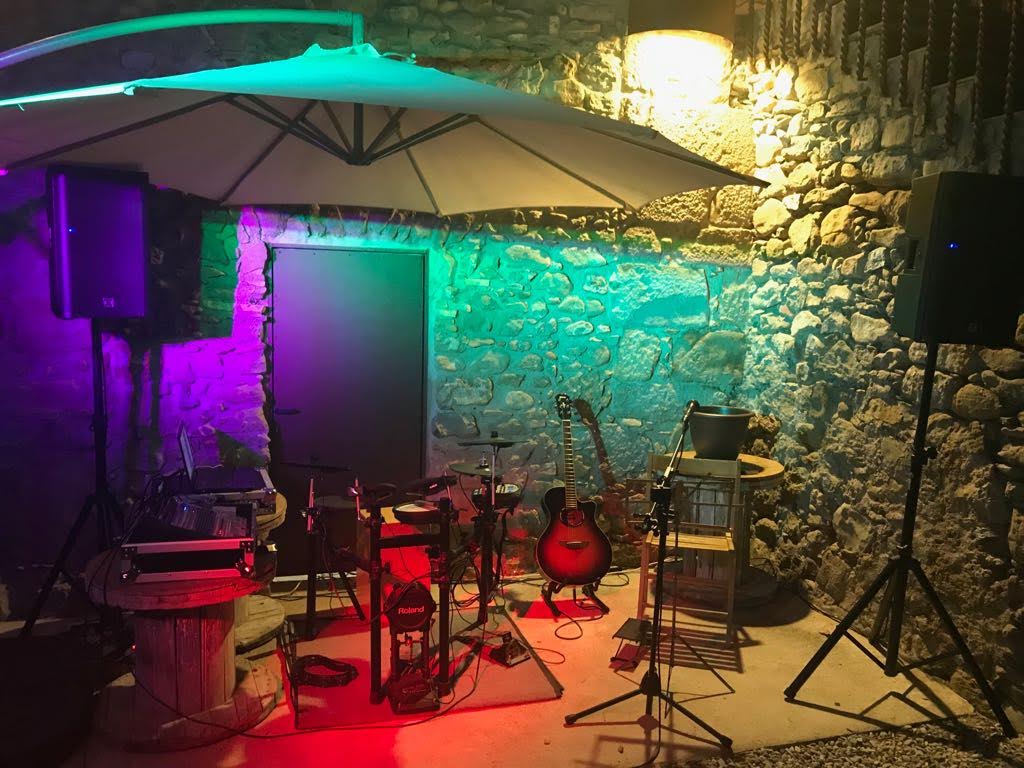 Música en directo para eventos, disponemos de pianista, cantante, guitarrista, batería, etc.