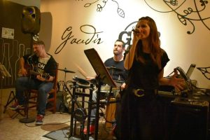 Formación musical que contiene guitarra, batería y cantantes