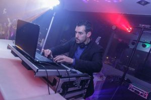 Dj pinchando música